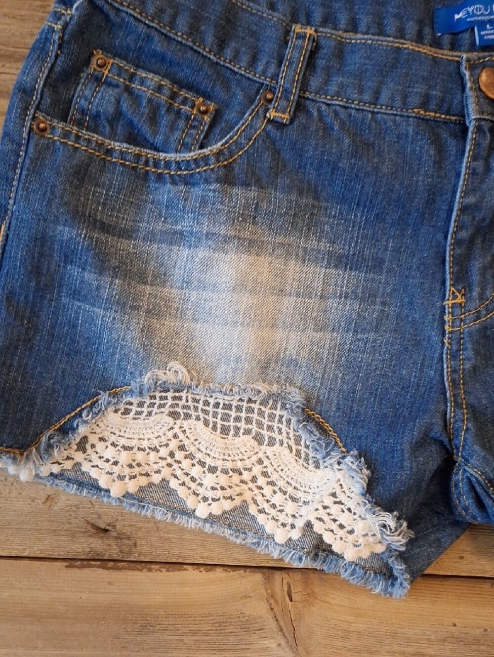 MEYOU MEYOU Lace-Trim Blue Denim Women's Jean Shorts. Large - Picture 4 of 9